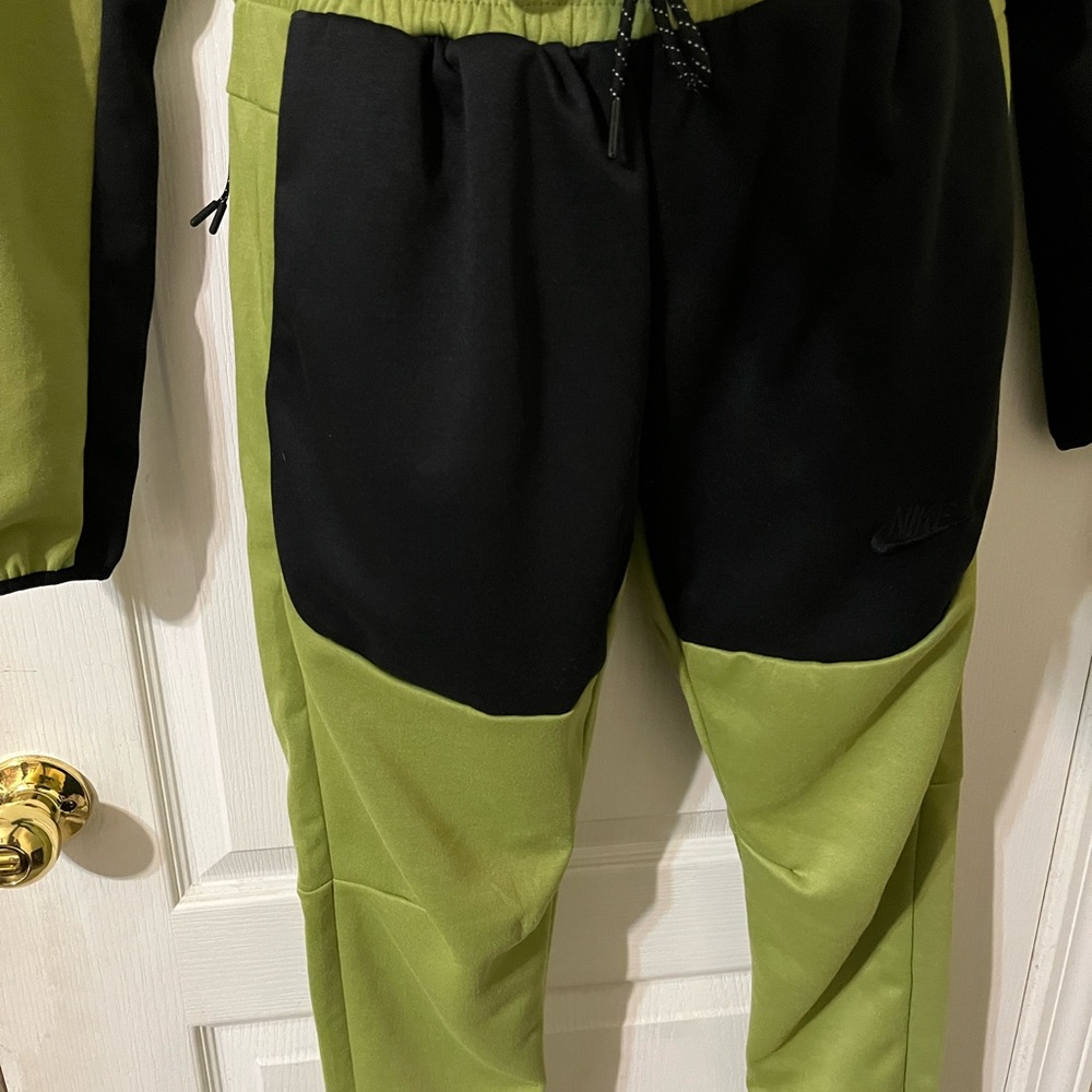 Unisex Nike track suit - Picture 2 of 5